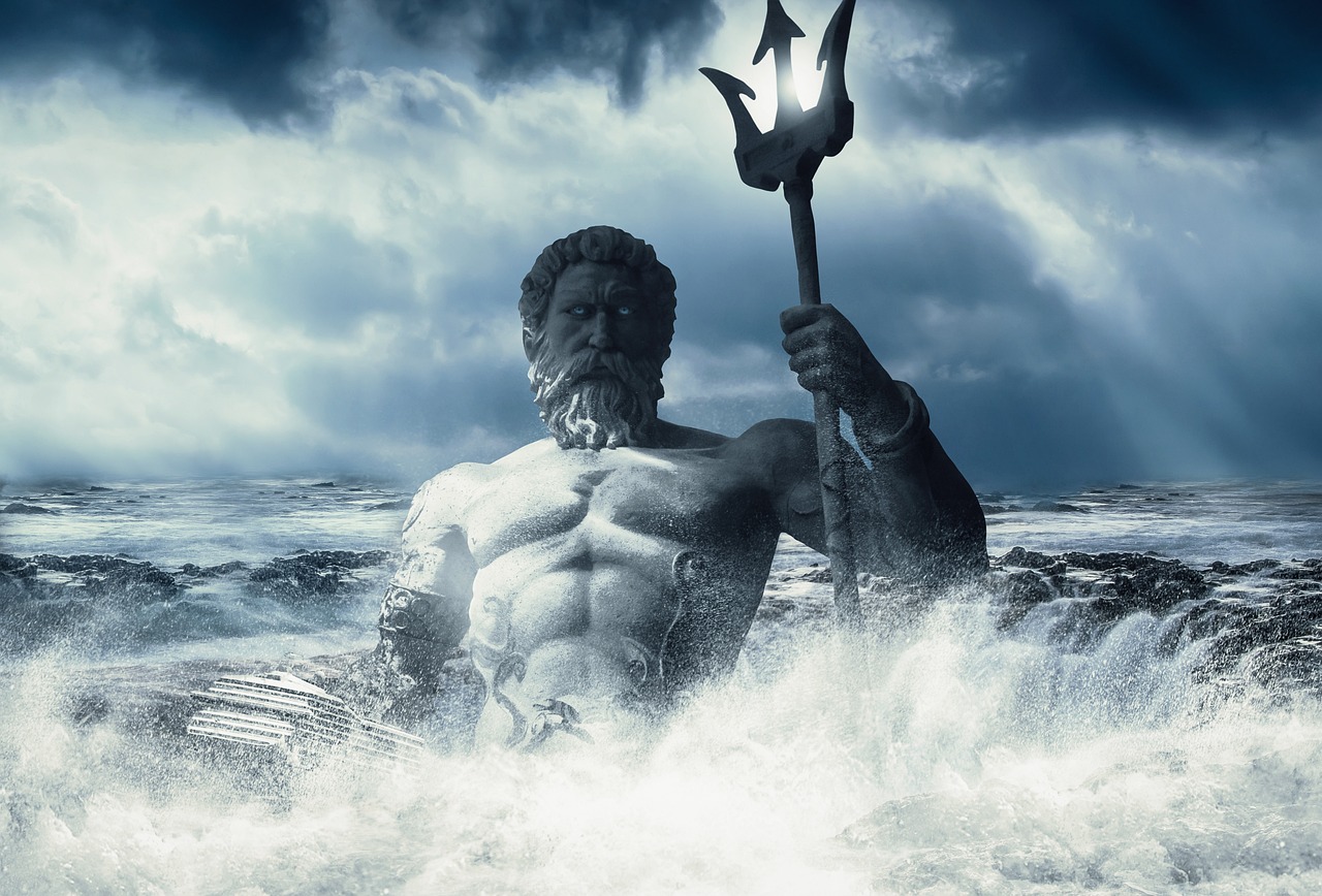 Eine Statue von Poseidon in rauen Gewässern